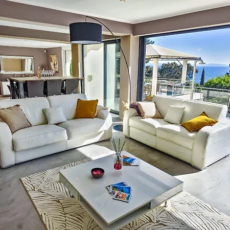 Domaine Du Soleil, Vue Avec Piscine * Le Lavandou