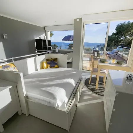 Domaine Du Soleil, Vue Avec Piscine * Le Lavandou