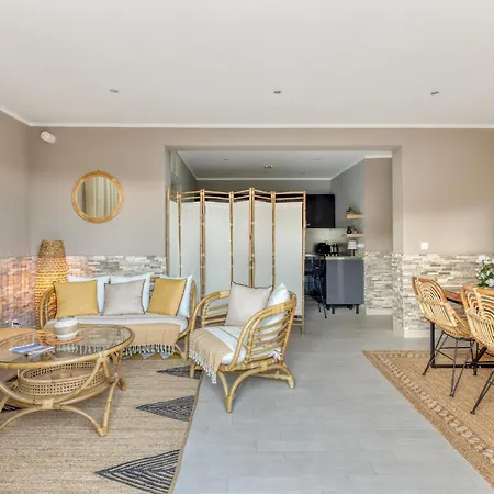 Domaine Du Soleil, Vue Avec Piscine