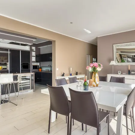 Domaine Du Soleil, Vue Avec Piscine