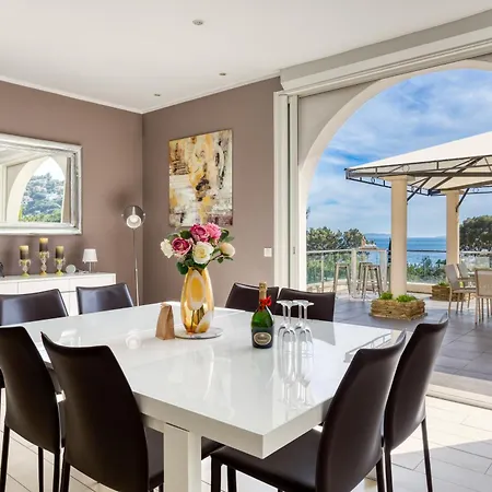 Domaine Du Soleil, Vue Avec Piscine * Le Lavandou