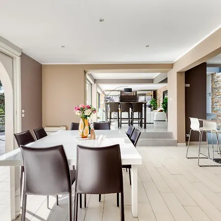 Domaine Du Soleil, Vue Avec Piscine * Le Lavandou