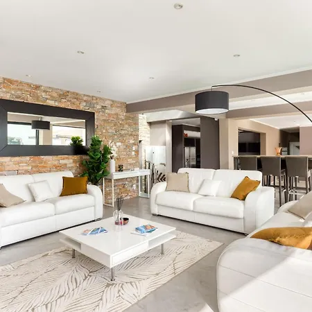 Domaine Du Soleil, Vue Avec Piscine Le Lavandou