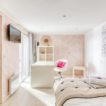 Domaine Du Soleil, Vue Avec Piscine * Le Lavandou