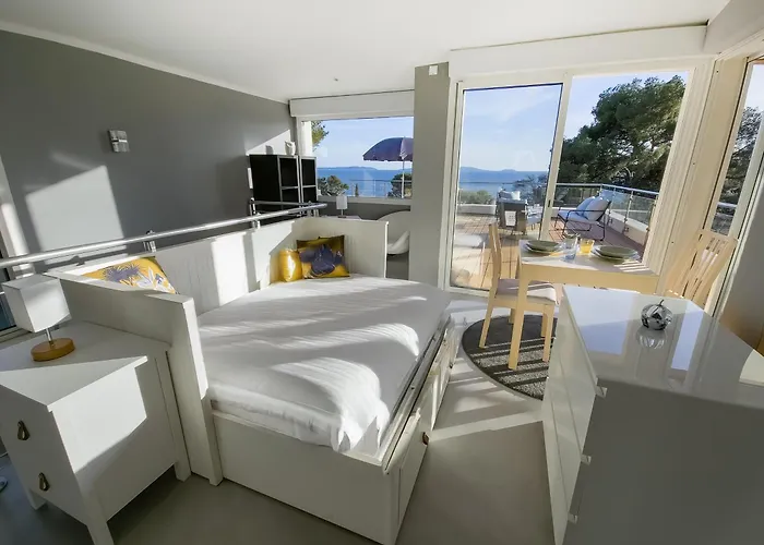 Domaine Du Soleil, Vue Avec Piscine * Le Lavandou