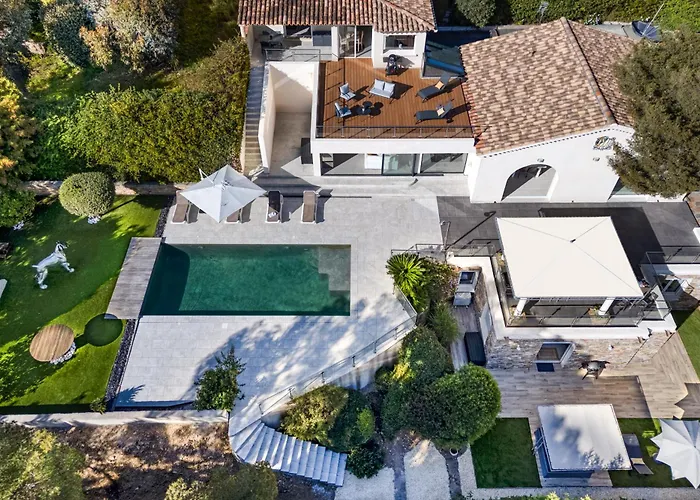 Domaine Du Soleil, Vue Avec Piscine Le Lavandou