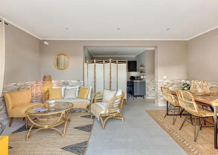 Domaine Du Soleil, Vue Avec Piscine