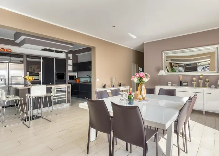 Domaine Du Soleil, Vue Avec Piscine