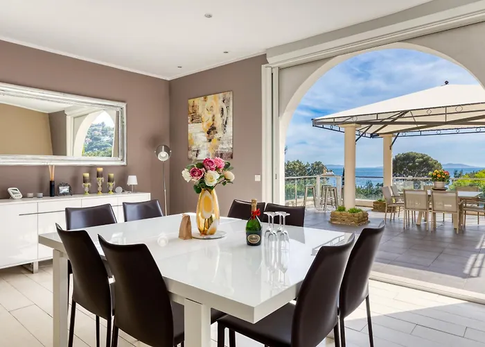 Domaine Du Soleil, Vue Avec Piscine * Le Lavandou