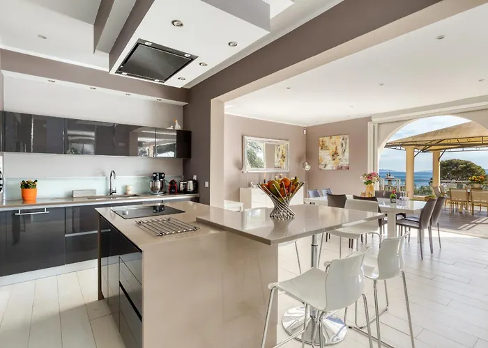 Domaine Du Soleil, Vue Avec Piscine