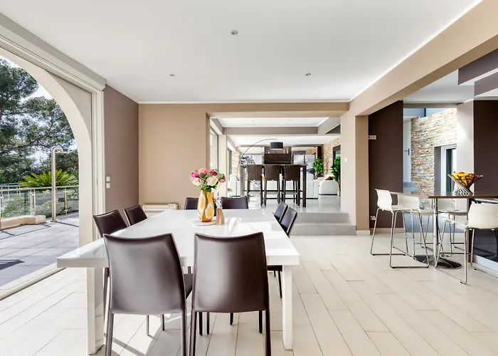 Domaine Du Soleil, Vue Avec Piscine * Le Lavandou