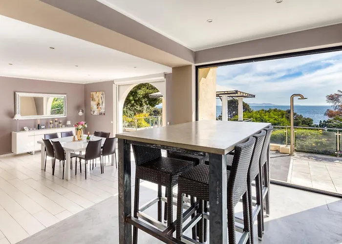 Domaine Du Soleil, Vue Avec Piscine * Le Lavandou