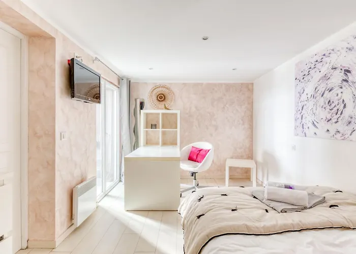 Domaine Du Soleil, Vue Avec Piscine * Le Lavandou