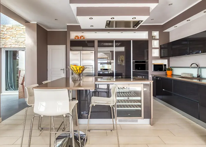 Domaine Du Soleil, Vue Avec Piscine Le Lavandou