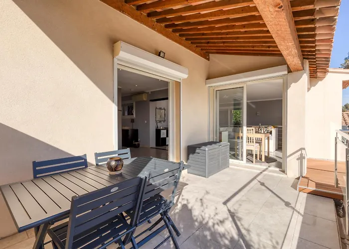 Domaine Du Soleil, Vue Avec Piscine *